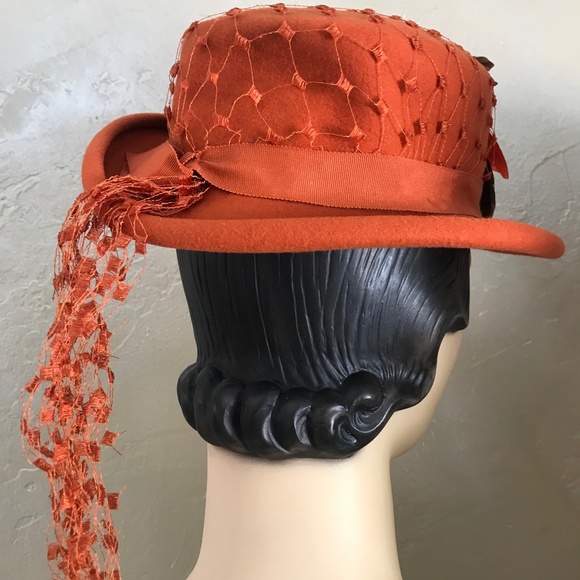 JAUNTY 1950\'s BURNT ORANGE FELT \'EQUESTRIAN\' HAT WITH FEATHER WINGS & JEWEL TRIM main image 15
